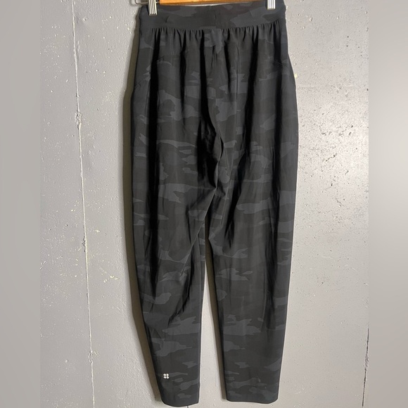 Sweaty Betty [Small Explorer Trouser in Black Tonal Camo‎.  Size 2 - Picture 3 of 10